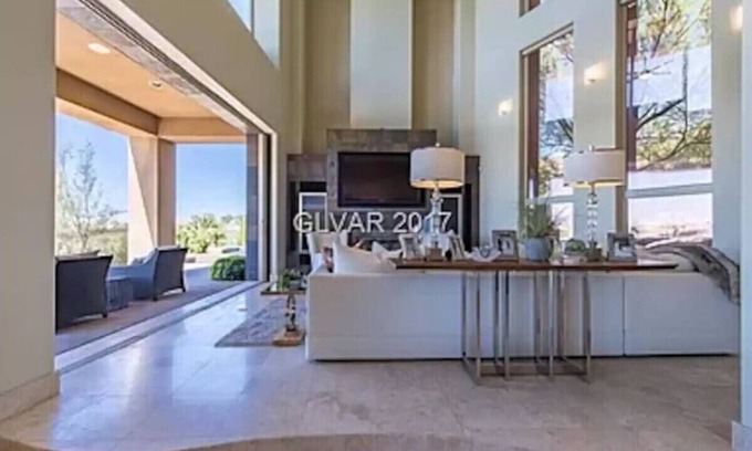 MacDonald Highlands Casa | 252) Mansion with a pool!