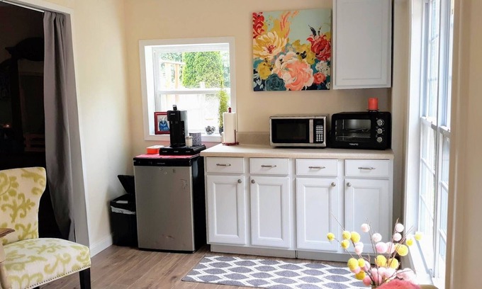 Wilkesboro Casa | 25mins to Blue Ridge Parkway Colorful Guest Space!