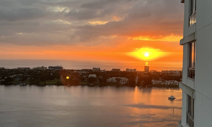 Kingston Condominio | 25th Floor Penthouse with Ocean Views