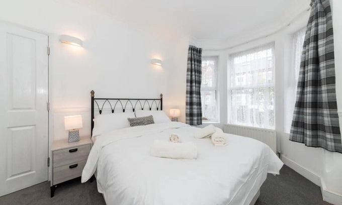 Earley Casa | 26 Grange Avenue · Bright House with Garden & Office Space| Pass the Keys