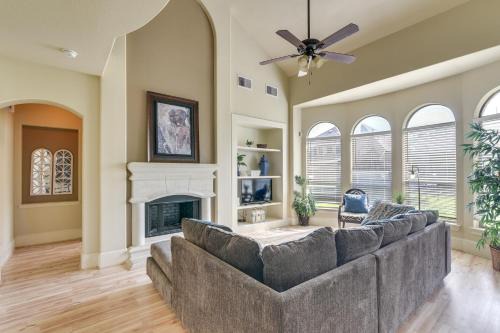 Iowa Colony Casa | 26 Mi to Houston Spacious Home with Fenced Yard!