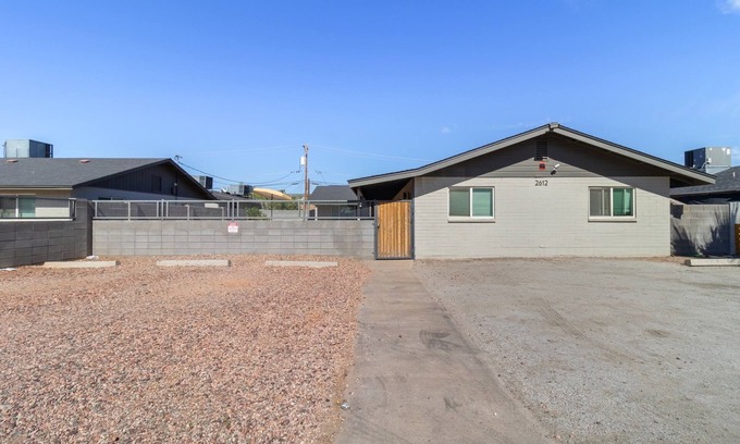 Alhambra Casa | 2612 C - Cool 3-bedroom house with AC in Phoenix