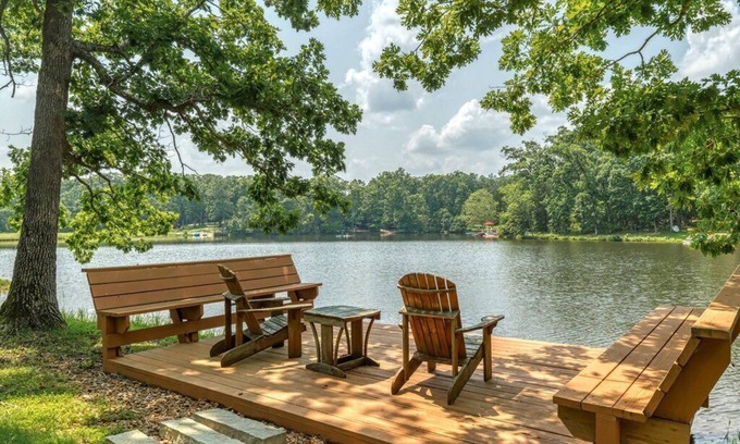 Innsbrook Chalet De Esquí | 2621 Grendel Grove, Gorgeous Lakeside Chalet with Yard, Firepit, Private Dock By Sarah Bernard