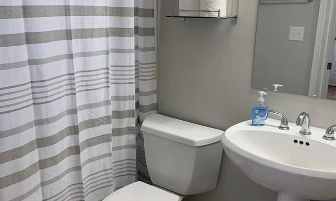 Hyde Park Apartamento | 2639 Observatory Avenue, Unit 1 · Hyde Park Hideaway Close to Square & Downtown!