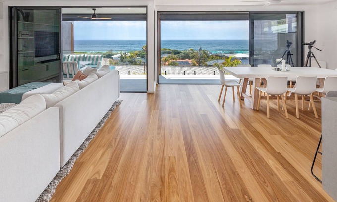 Forster Villa | 26B Seaview - Overlooking the ocean