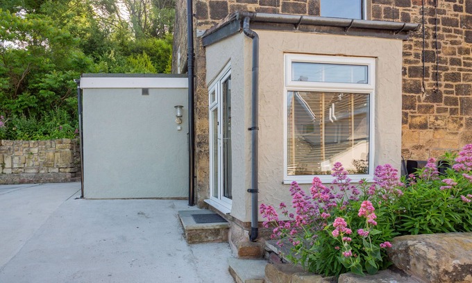 Brymbo Cabaña | 27 GREEN ROAD, pet friendly, character holiday cottage in Brymbo