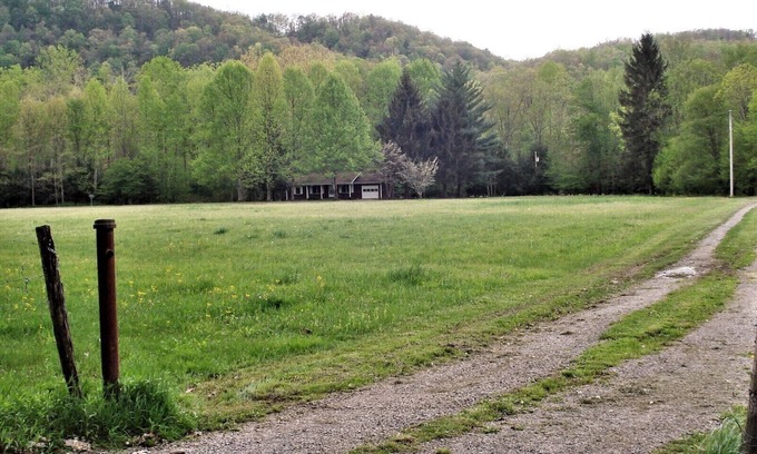 Elkins Casa | 27 acres frente al río de serenas vistas a la montaña - total privacidad y aislamiento