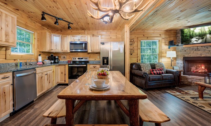 Gatlinburg Cabina | 270 Black Bear 3 Bedroom Cabin by RedAwning