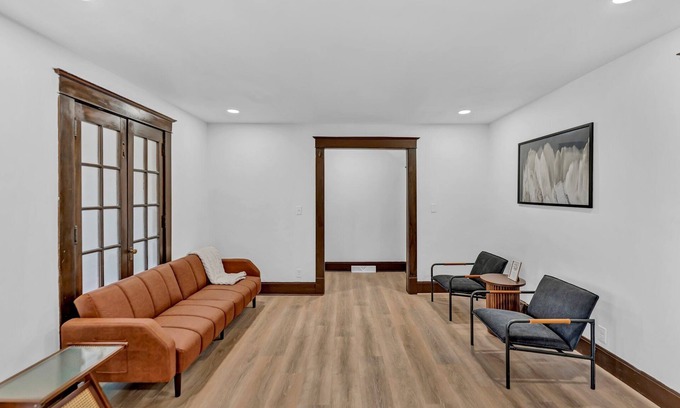 Downtown Niagara Falls Casa | 2700ft2, 6 bdrm, 2 kitchens, mins to Falls, AC, WiFi, sleep 16