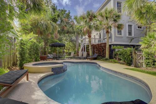 Isle of Palms Casa | 2701 Palm Boulevard by AvantStay Steps to the Beach Ping Pong Putting Green