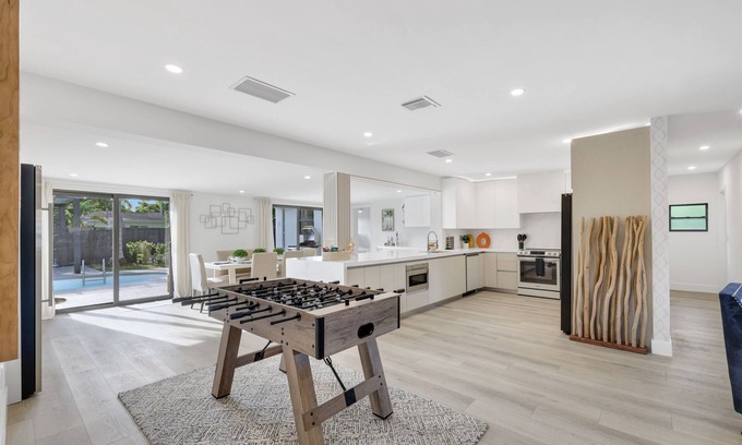 Boynton Beach Casa | 2705 Luxury Delray/Chapel Hill Beach Gem: Heated Pool, Screen Porch & Ping Pong!