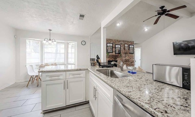 Spring Branch Central Casa | 2710 Cozy near IKEA Downtown Zoo 12 people