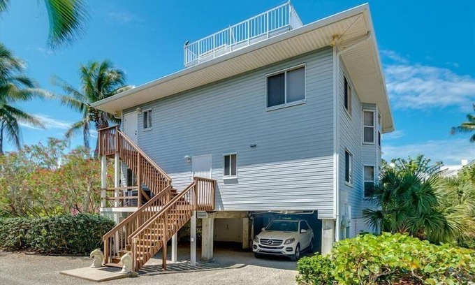 Boca Grande Casa | 2740 Shore Ln - 1 block to the peach - Pet Friendly! Large Home