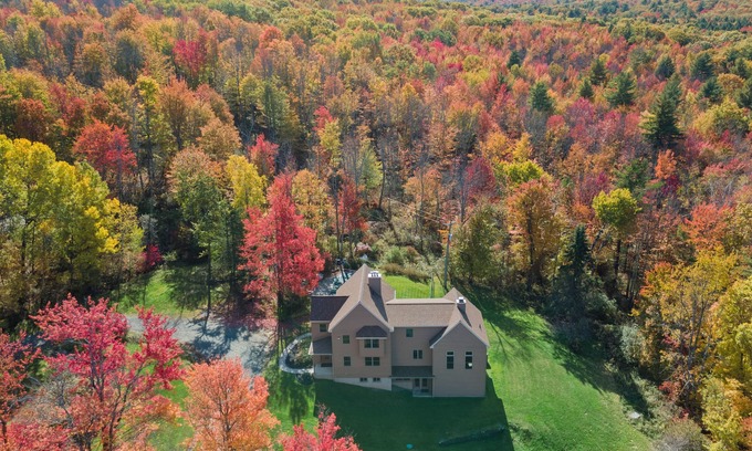 Town of Grafton Chalet De Esquí | 28 Acre Private Luxury Chalet-Hot Tub-Heated Pool-Game Rooms-16 ppl-pet friendly