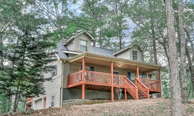Ellijay Cabina | 2800 sqft Forest Retreat!4 min to Pool- Hot Tub~Firepit~Dogs! 8 min to Town!