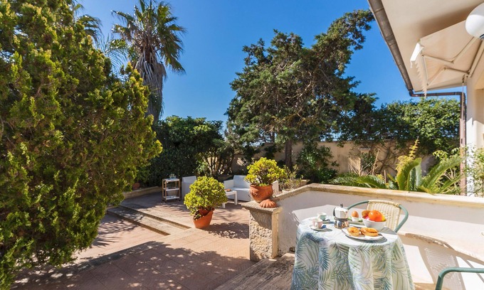 Giorgilorio Cama Y Desayuno | 2865 Garden View Near the sea by Barbarhouse