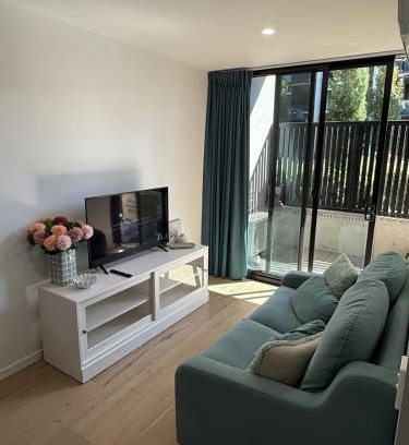 Reid Apartamento | 2B-1BR-1Car-Courtyard-CBD-Shops