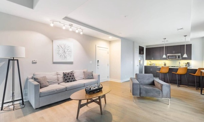 Downtown Baltimore Apartamento | 2B/2BA Distinguished Apartment, Rooftop Pool & Gym