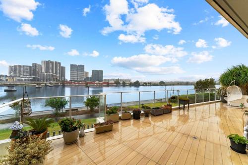 Rhodes Apartamento | 2B APT with Stunning Waterfront View