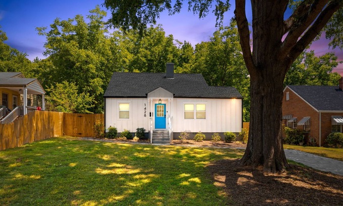 Charlotte Casa | 2b/Bath Queen Bee - Great Patio