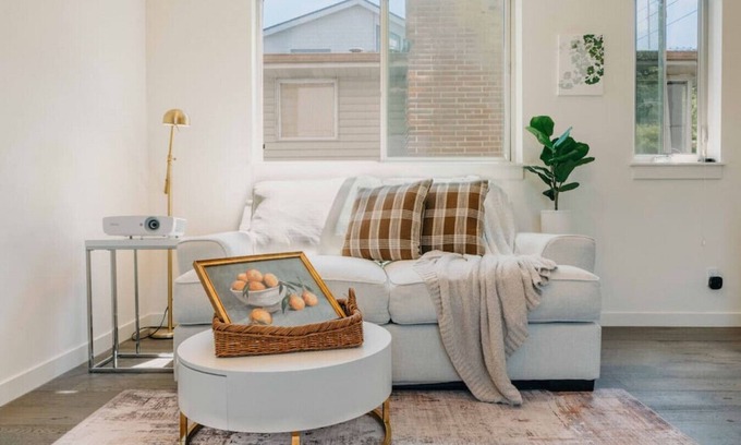 Lawton Park Casa | 2b2b Modern Upper Unit/1 min to Discovery Park