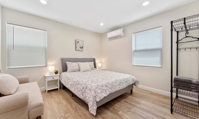 Monrovia Casa | 2BD 1BA - Convenient - Free P - DTLA l Disneyland