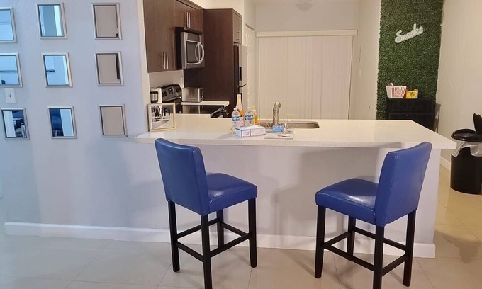 Homestead Casa | 2bd/1bth Duplex w/ Chic and Movie theme Room by Mall & Resturants