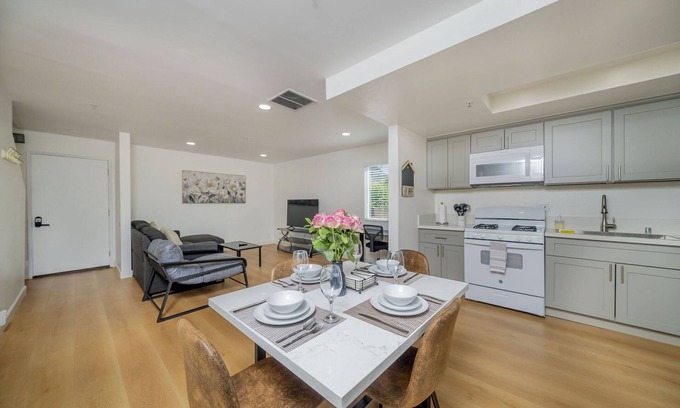 Alhambra Condominio | 2BD/2BA Apartment near DT Alhambra