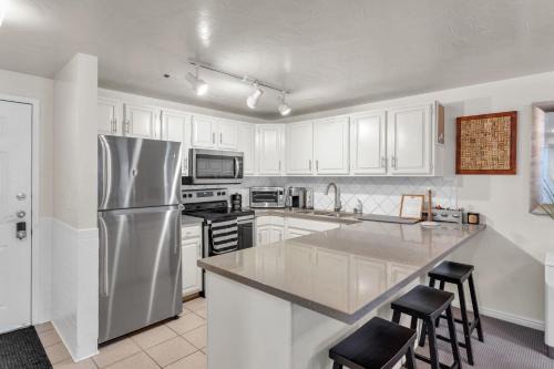 North Park City Apartamento | 2BD 2BA Condo with Hot Tub and Pool
