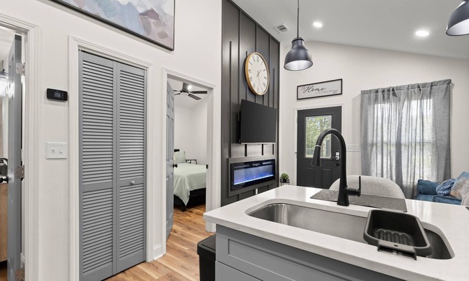 Belvedere Park Cabaña | 2BD/2BA Designer Cottage in Decatur – Couples/Solo