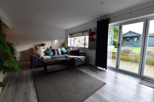 Winterbourne Earls Casa | 2BD Garden Home - A Short Walk to Stonehenge