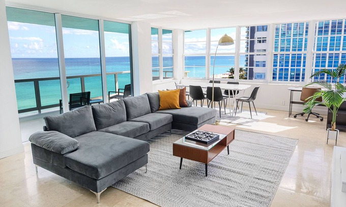 La Gorce Apartamento | 2bd Oceanfront Master Ste OceanView w/balcony, Pool, nearby dining, beach access