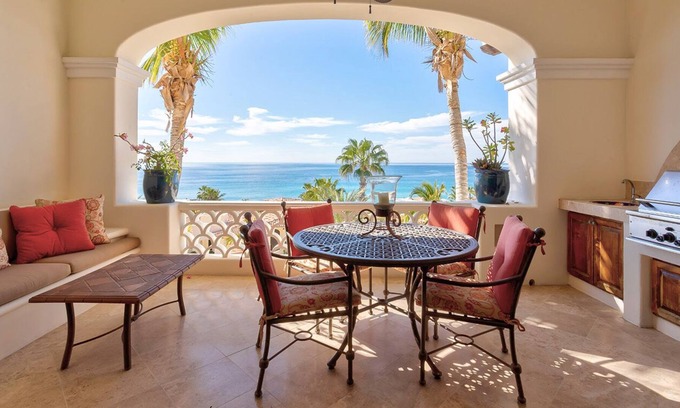 Buzzards Condominio | 2BD Oceanview Condo with the Beachfront Club and Fitness Center Access