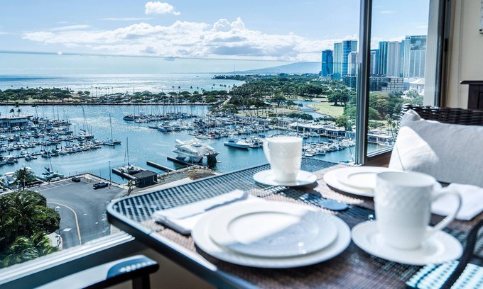 Downtown Honolulu Condominio | 2BD, Pool, FREE PARKING
