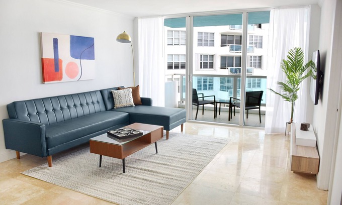 La Gorce Apartamento | 2bd2bth Partial Ocean view Ste w/ balcony, Pool, nearby dining, beach access