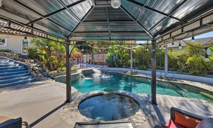 Encinitas Condominio | 3 Bds. 3 baños con cocina, piscina, VB Court, estilo de vida al aire libre (sin sala de estar)