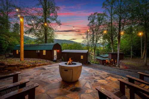 Hayesville Casa | 2bed 1bath Cabin with Mountain View, Hot Tub and grilling deck