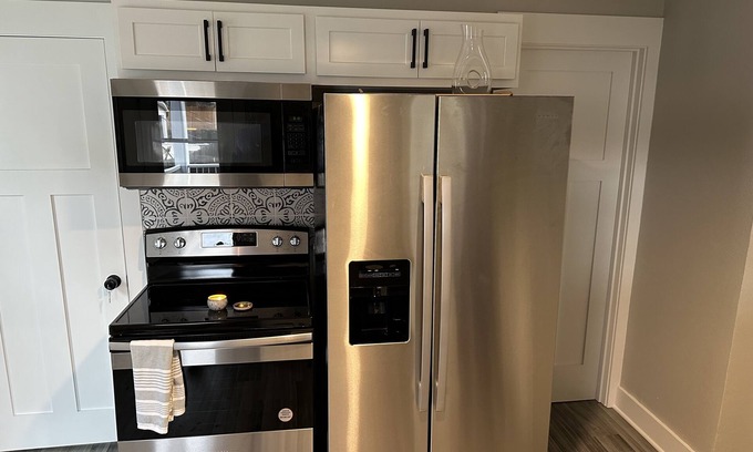 West Allis Casa | New cozy house, 2 blocks from State Fair grounds & Downtown Milwaukee and more.