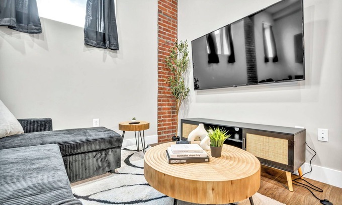 Cleveland Apartamento | 2Bed 1Bath Free Parking 10 Min to DT Gym