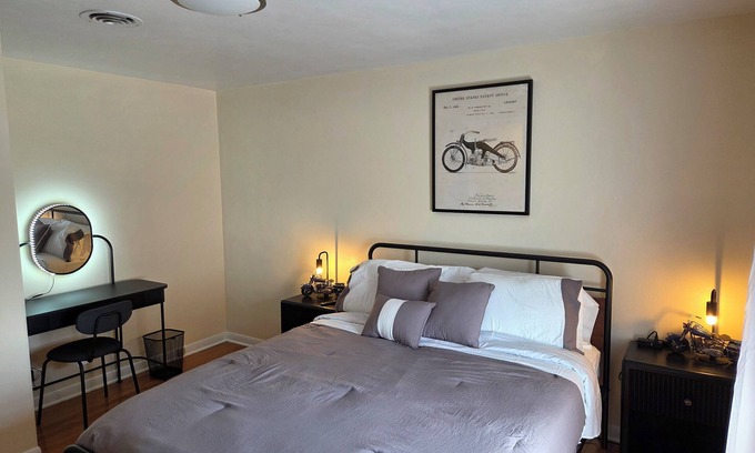 Gurnee Casa | 2bed/1bath TH - 7min Six Flags, 14min Navy Base