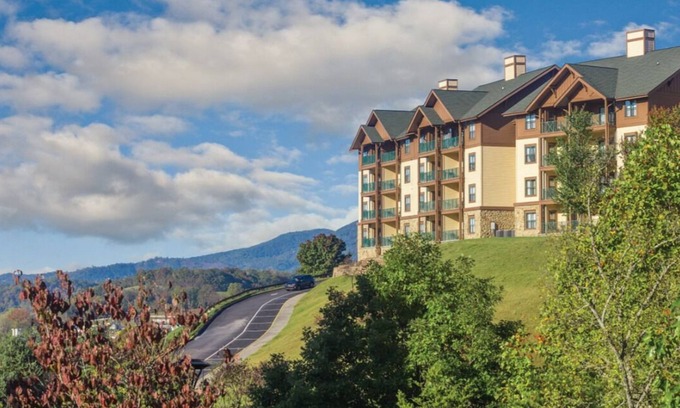 Sevierville Complejo | 2Bed/2Bath - Smoky Mountains Retreat! Gorgeous Views, Pools, + More!