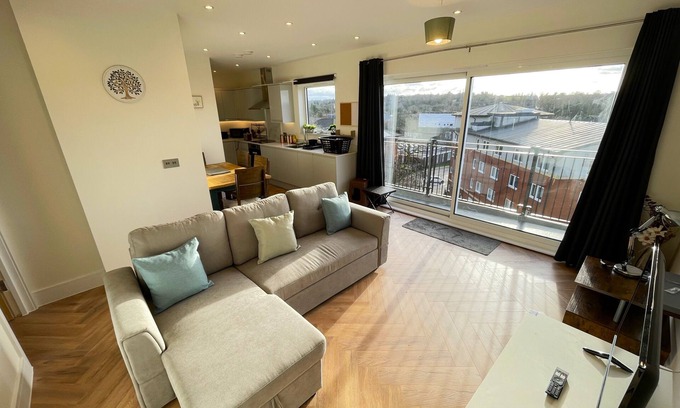 Rickmansworth Apartamento | 2bed in Rickmansworth, balcony views 5min to tube station free Wi-Fi & Parking