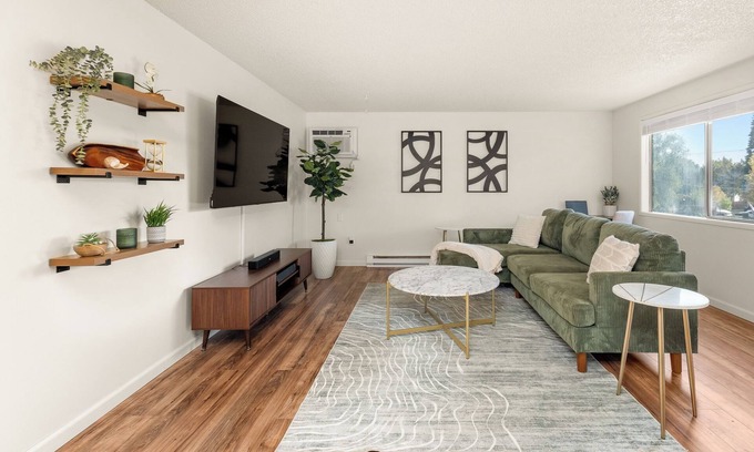 Northtown Apartamento | 2Bed Spokane Grnd Floor Unit – A/C, In-Unit Laundry, Parking, King&Queen Beds!