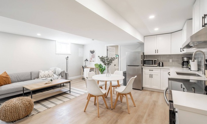 Hamilton Casa | 2Bed Sun Kissed Mountain Suite w/Private Patio. 10 mins to waterfalls & downtown