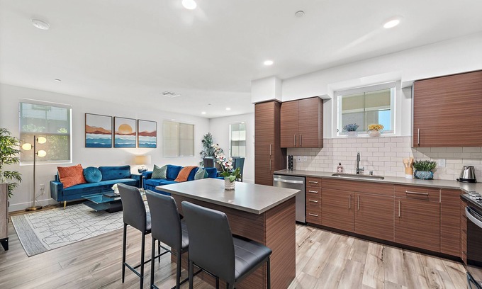 Southeast Anaheim Apartamento | 2Bedroom 2Bath Beauty Steps Away from Disneyland. Comes with Pool, Jacuzzi & Gym