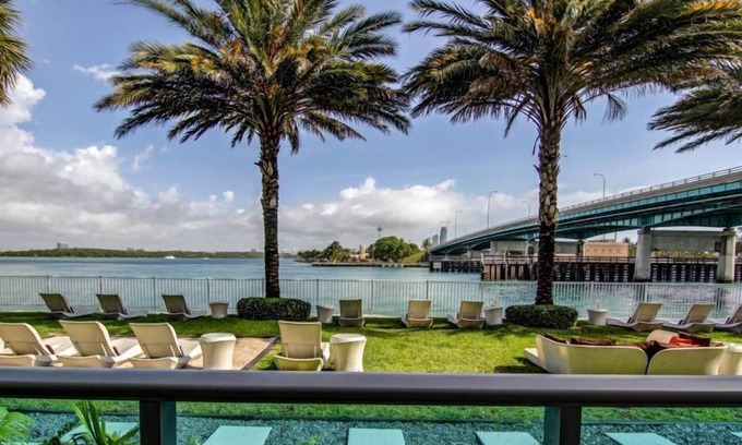 Bal Harbour Apartamento | 2Bedroom-2Bathroom Canal Front with Terrace. Walk to Bal Harbour Beach