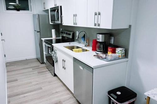 Southeast Calgary Apartamento | 2bedrooms, 1bath, two beds, new basement in Mahogany