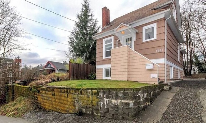 Columbia City Casa | 2BR/1.5BA - AC- Private upper unit of a duplex house. Few steps to Light Rail