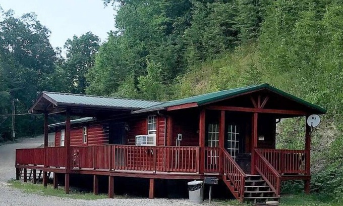 Lejunior Cabina | 2BR 1 Bath cabin w/ full kitchen, hot tub, and living room.