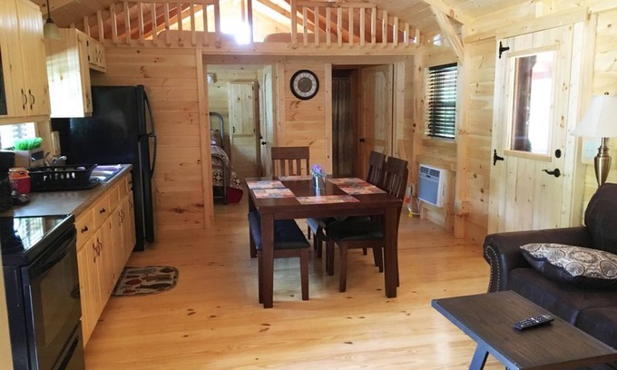 Sissonville Cabina | 2BR / 1BA / Loft Amish Built Cabin Ubicado en el estanque en Rippling Waters Campground